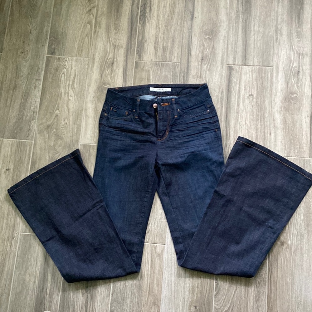 Beautiful and trendy Joe’s Jeans Fit: Gatsby mid rise wide leg.